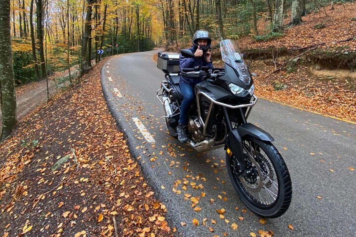 un uomo in sella a una motocicletta su una strada