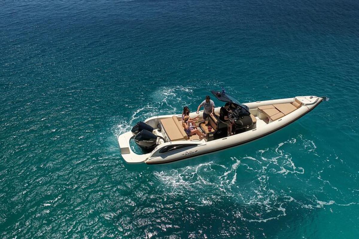 un gruppo di persone su una barca in acqua