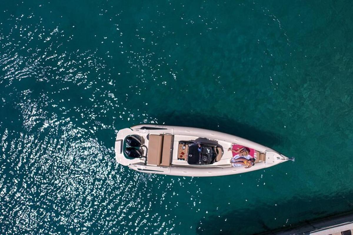 una vista aerea di una barca in acqua