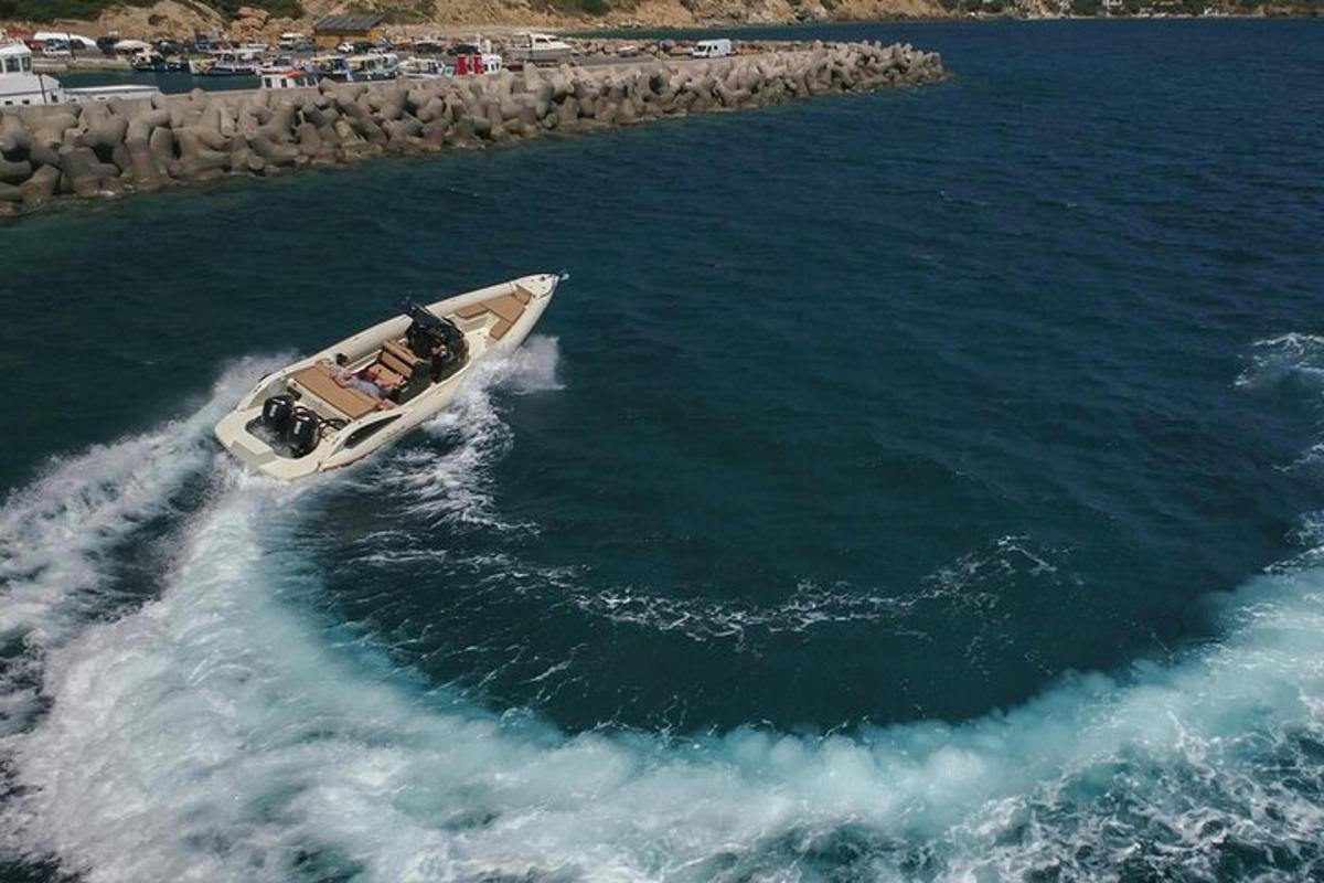 μια βάρκα στο νερό σε ένα υδάτινο σώμα