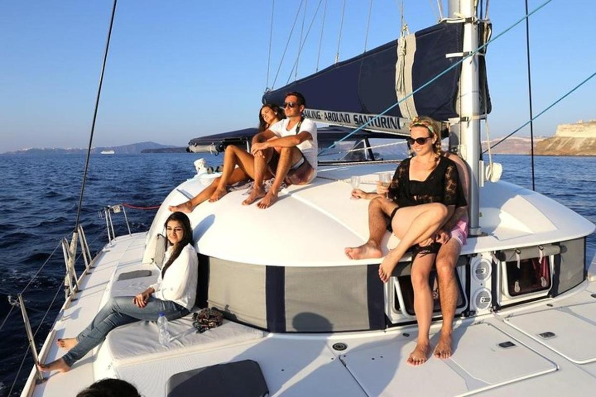 isang grupo ng mga babae na nakaupo sa isang bangka sa tubig