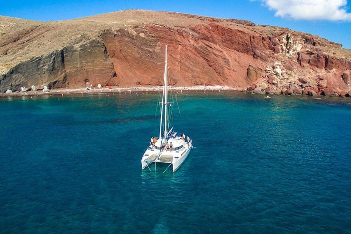 um barco branco na água ao lado de uma praia