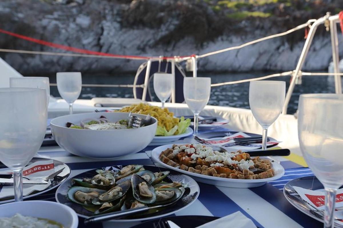 uma mesa com pratos de comida e taças de vinho