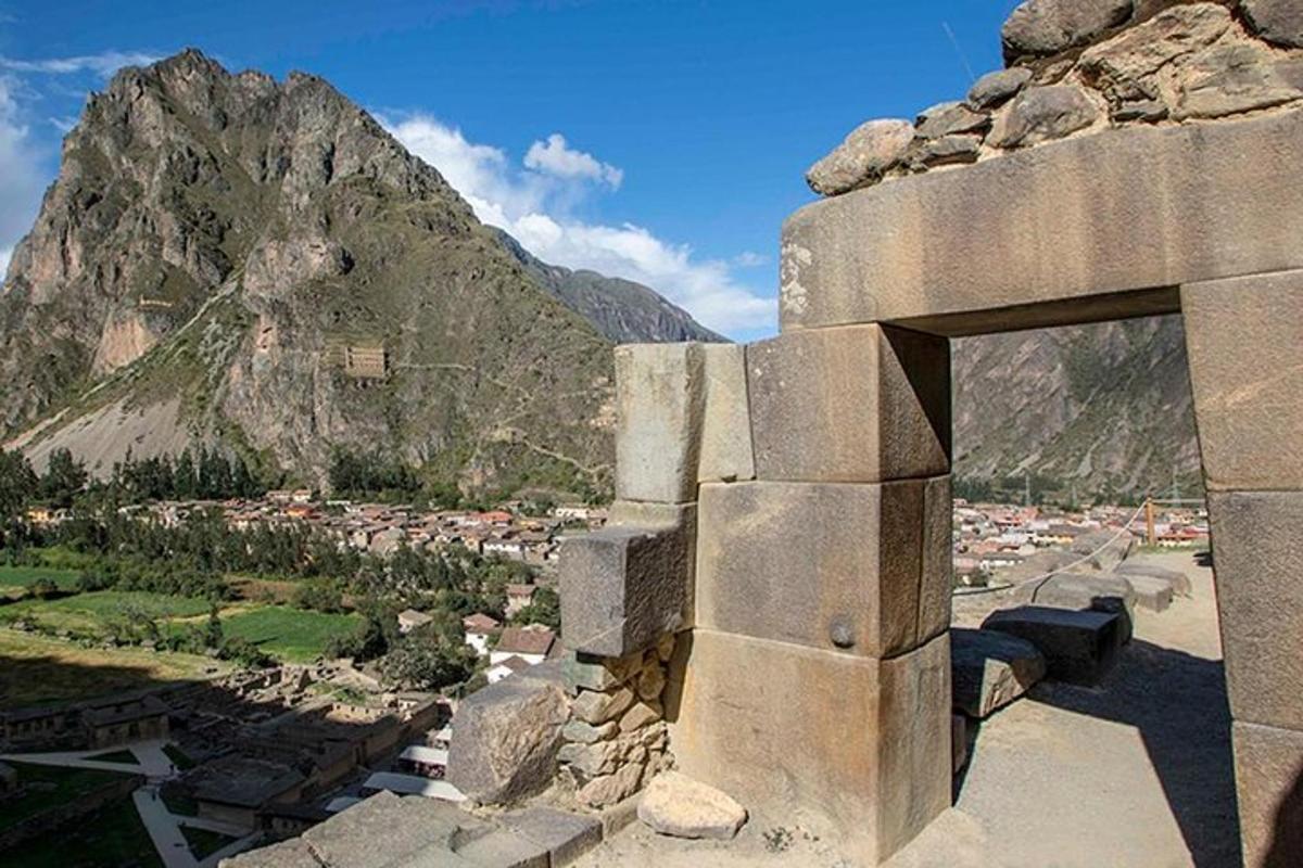 un edificio in pietra con una montagna sullo sfondo