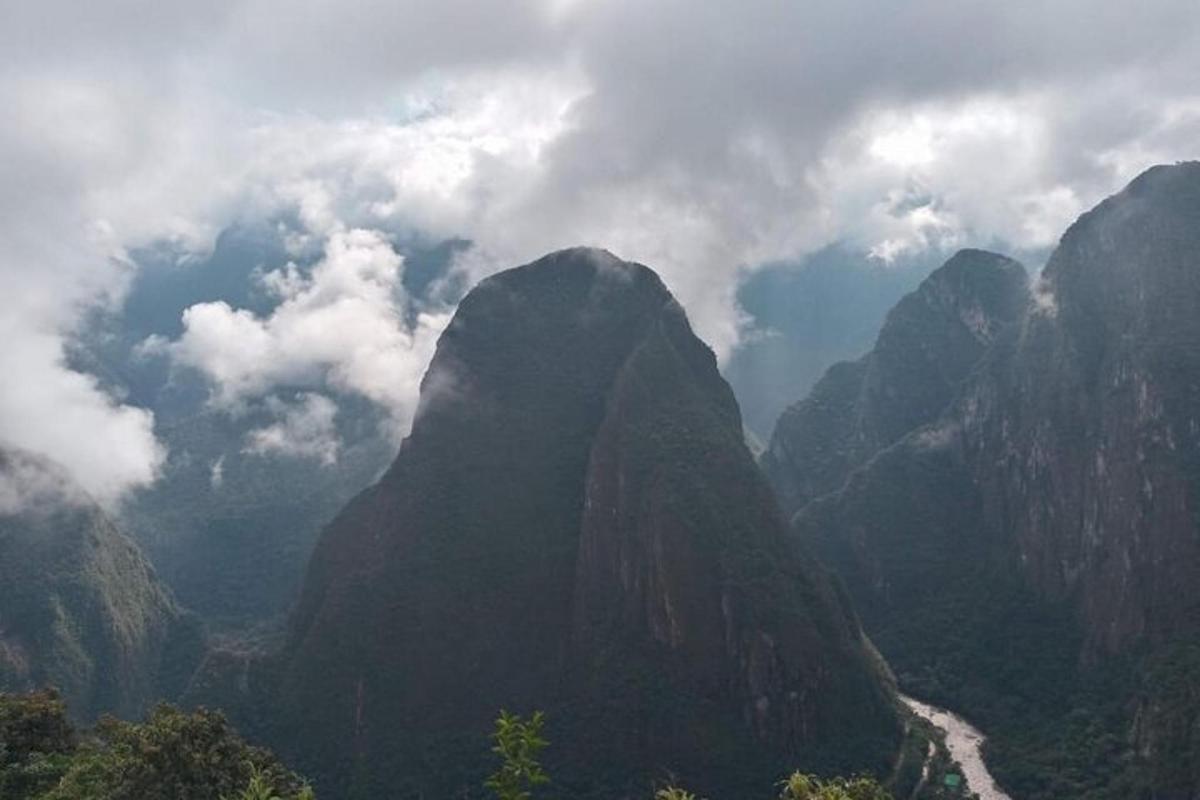 pemandangan gunung dengan awan di langit