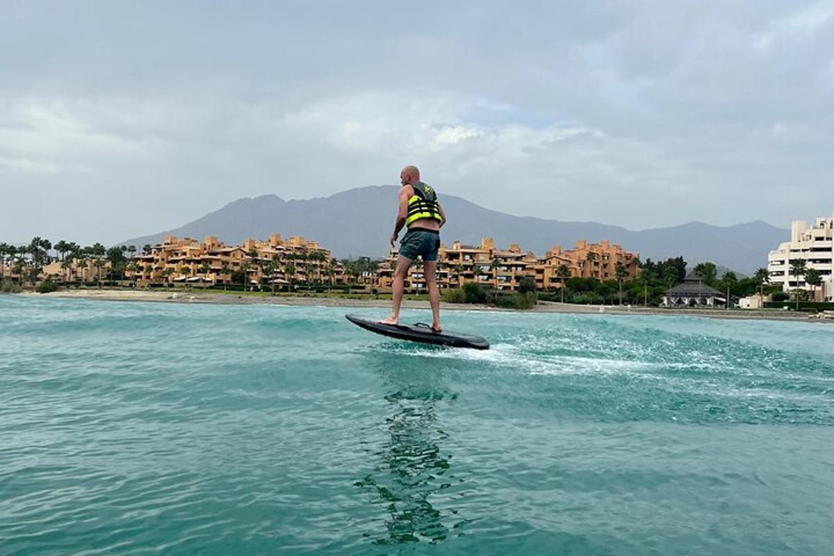 muž na paddleboardu ve vodě
