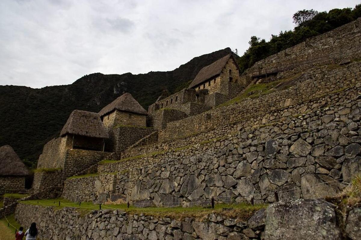 eine Steinmauer mit einer Reihe von Gebäuden darauf