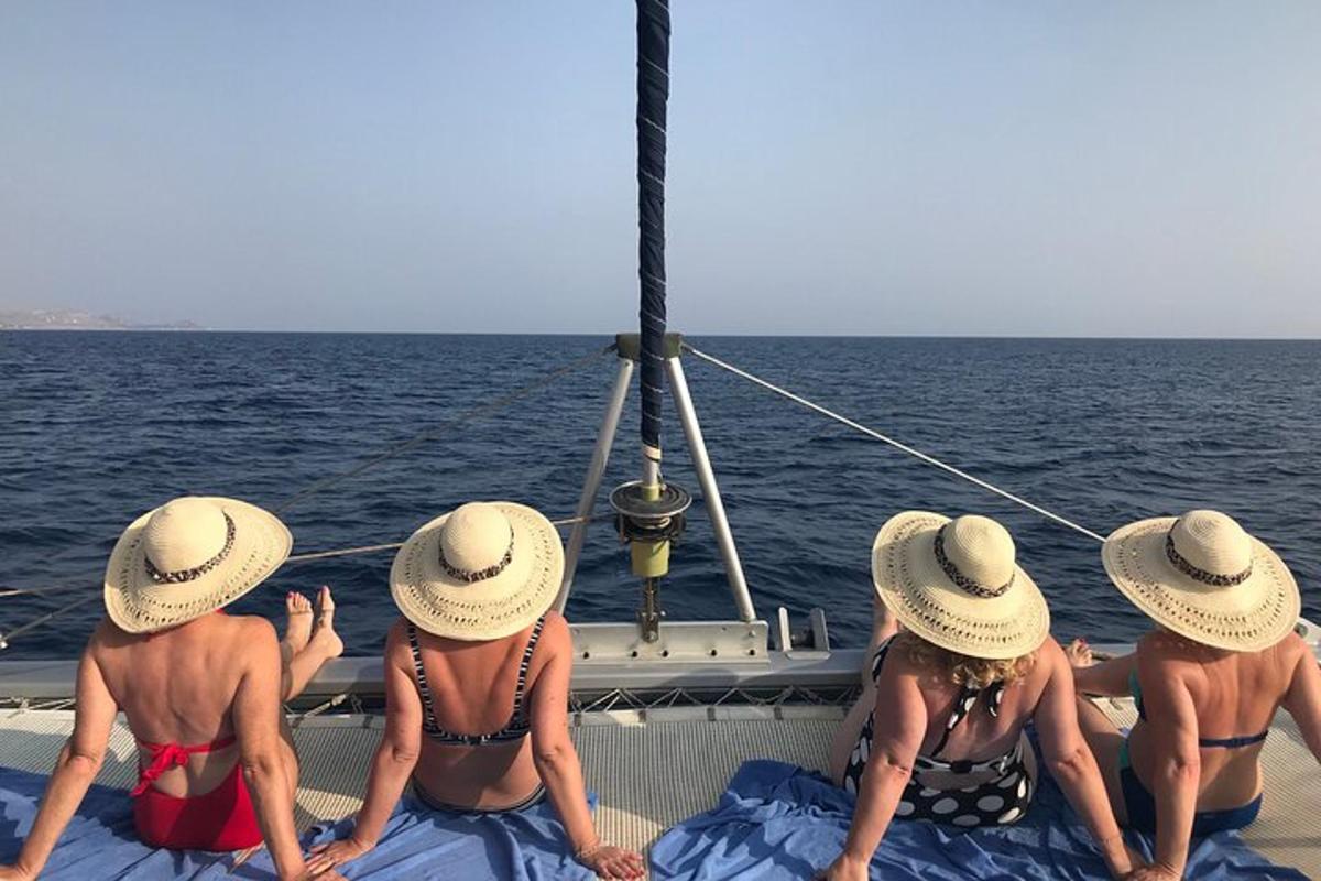un gruppo di persone sedute sul retro di una barca