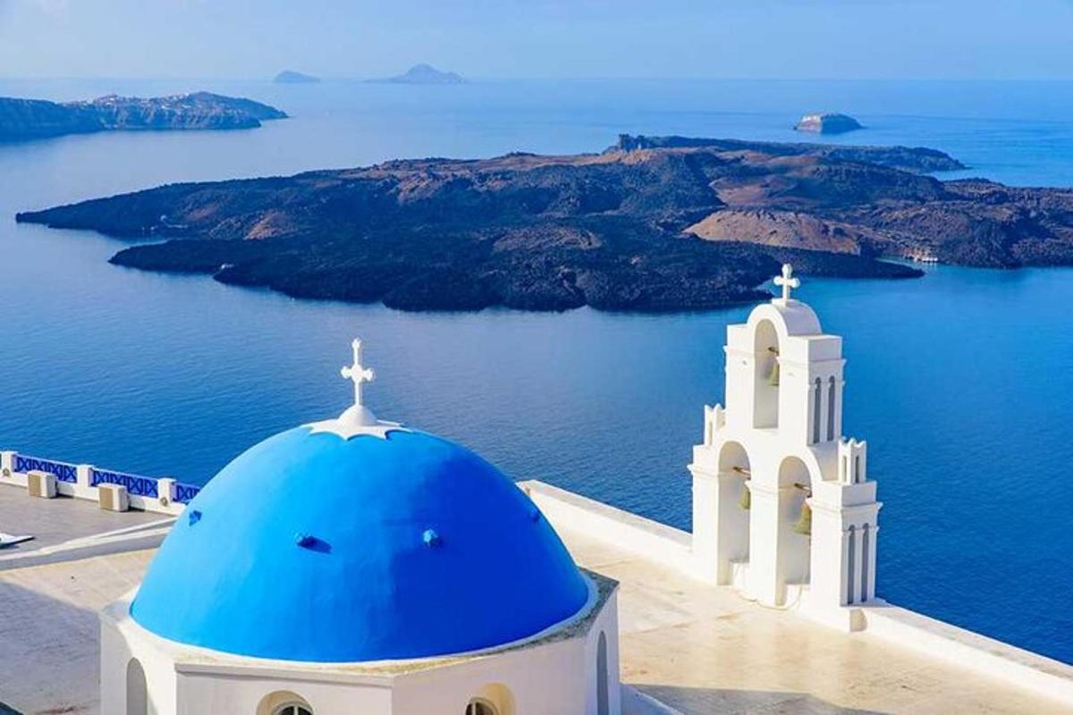 sebuah gereja biru dan putih dengan salib di atasnya