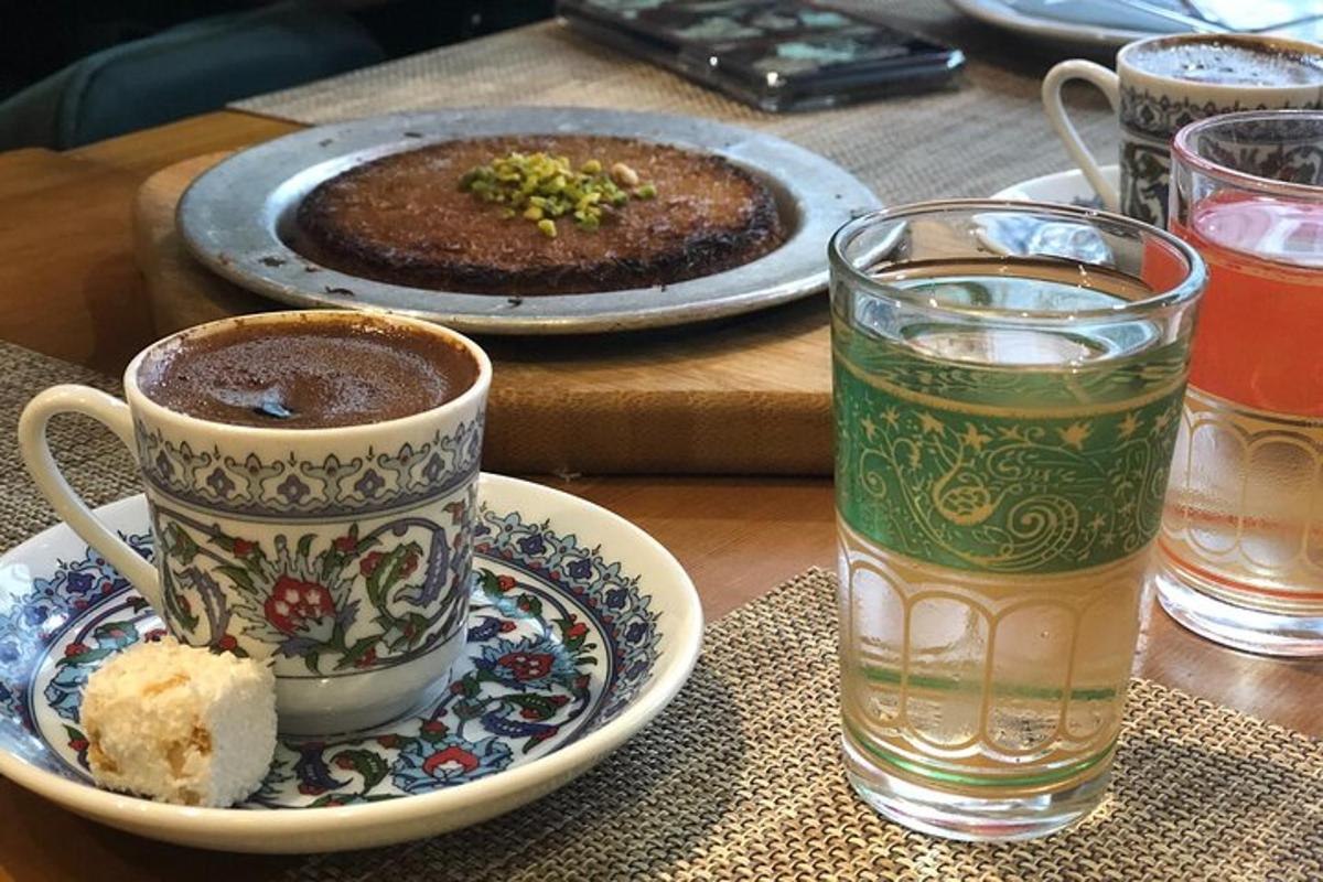 o masă cu o ceașcă de cafea și o farfurie cu mâncare