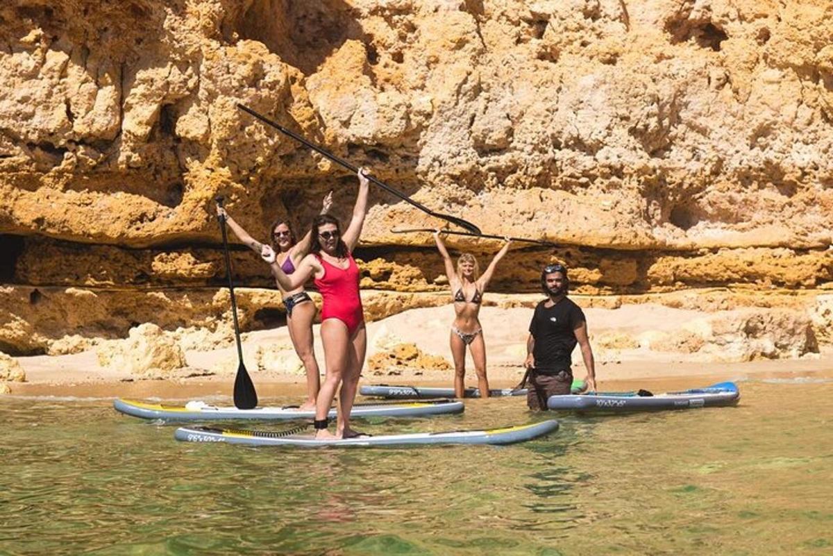 un gruppo di persone su tavole da surf in acqua