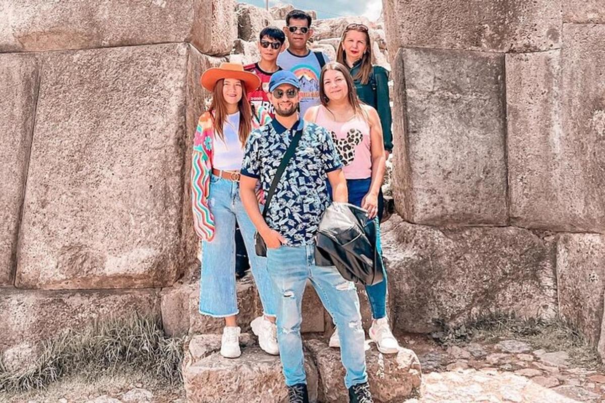 Un grupo de personas de pie junto a unas rocas