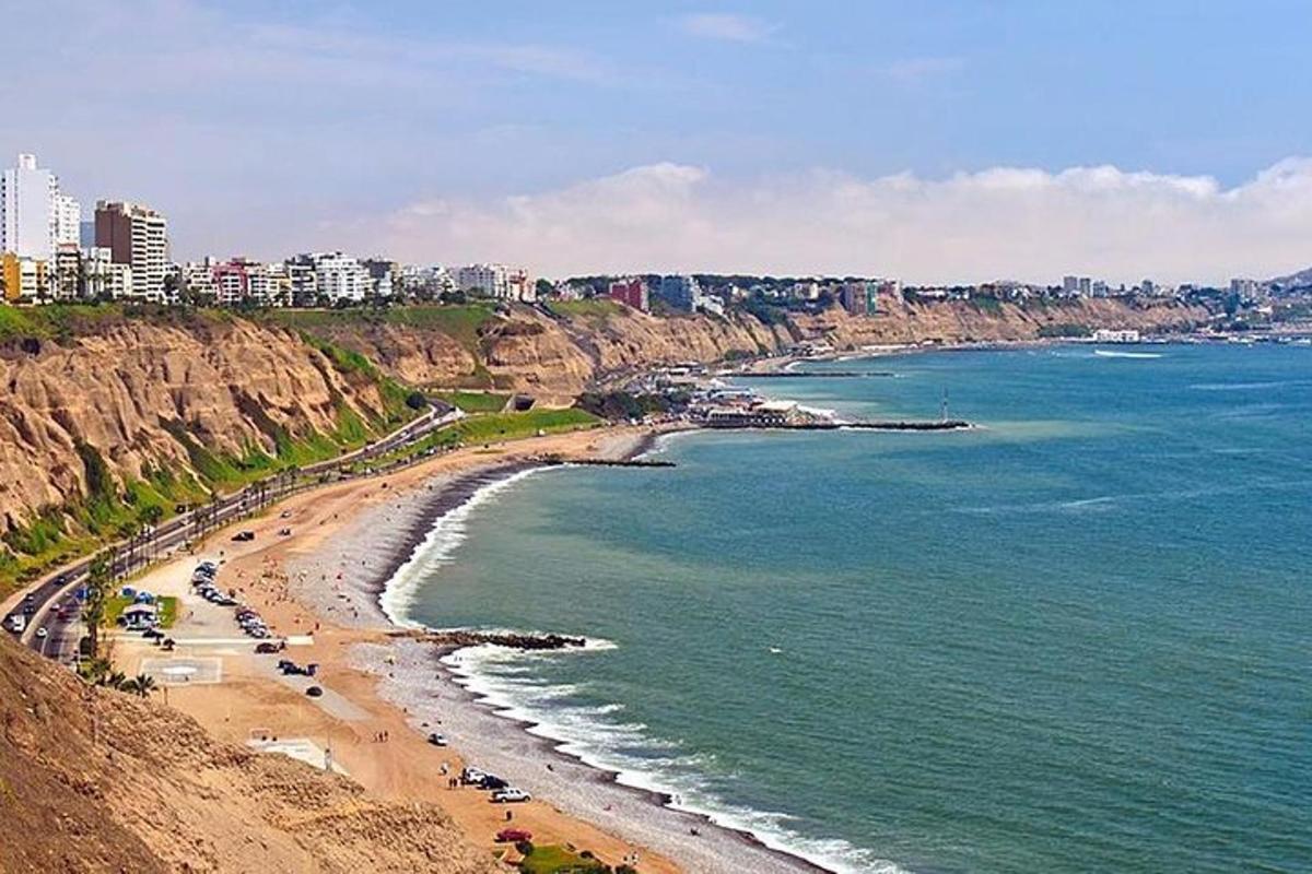 pemandangan pantai dengan latar belakang bandar