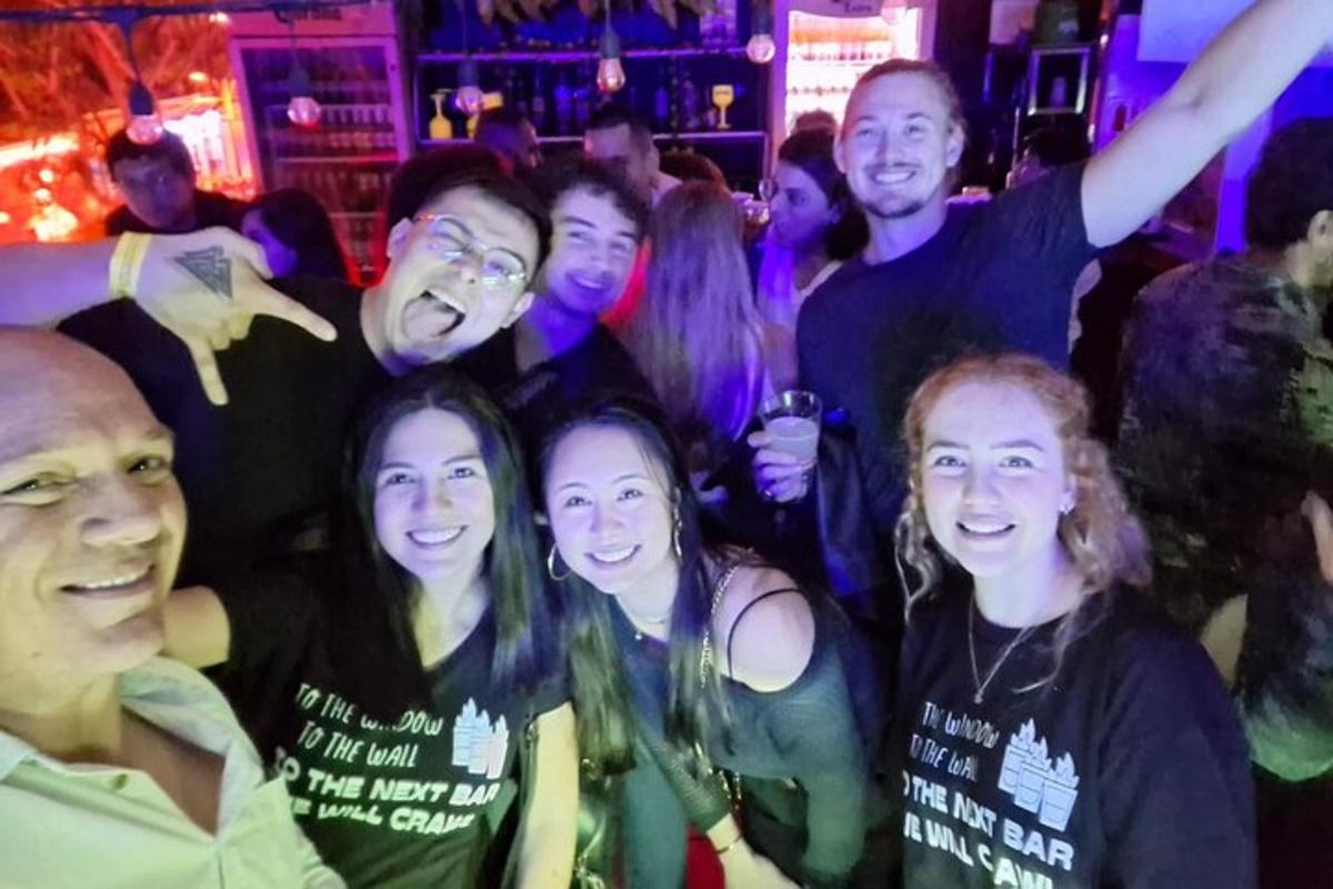 grupp inimesi, kes poseerivad peol pildi jaoks