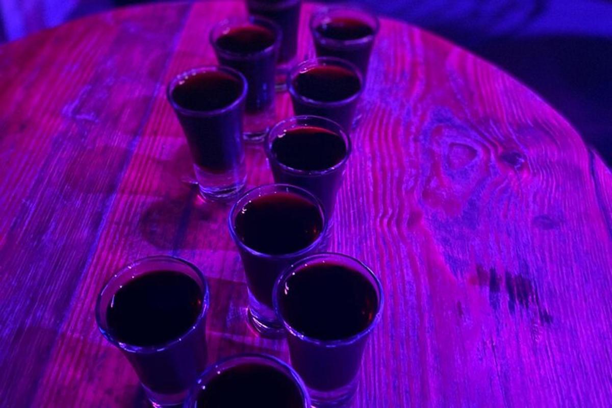 skupina vinskih kozarcev, ki stojijo na mizi