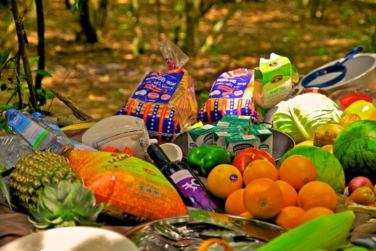 un mucchio di frutta e verdura appoggiato a terra
