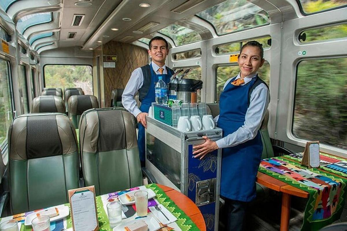 dos homes estan drets a l'interior d'un tren