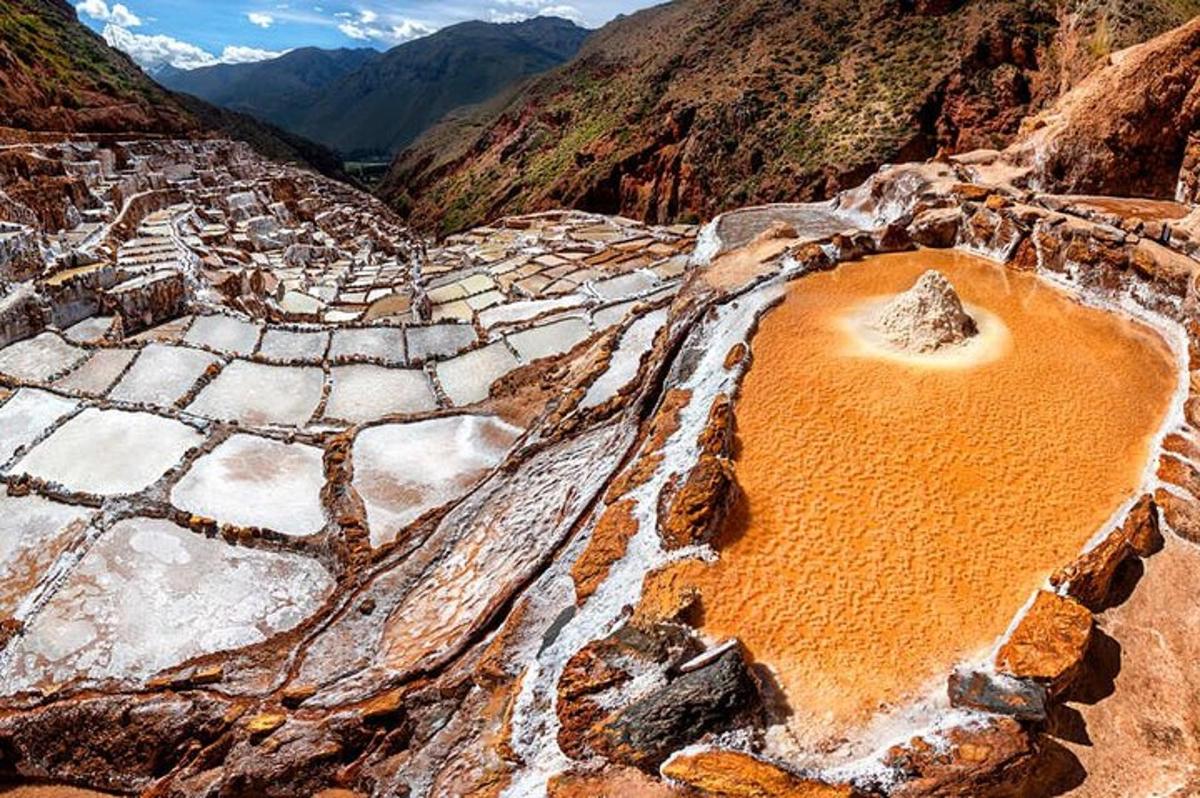 una vista aèria d'un desert amb roques i muntanyes