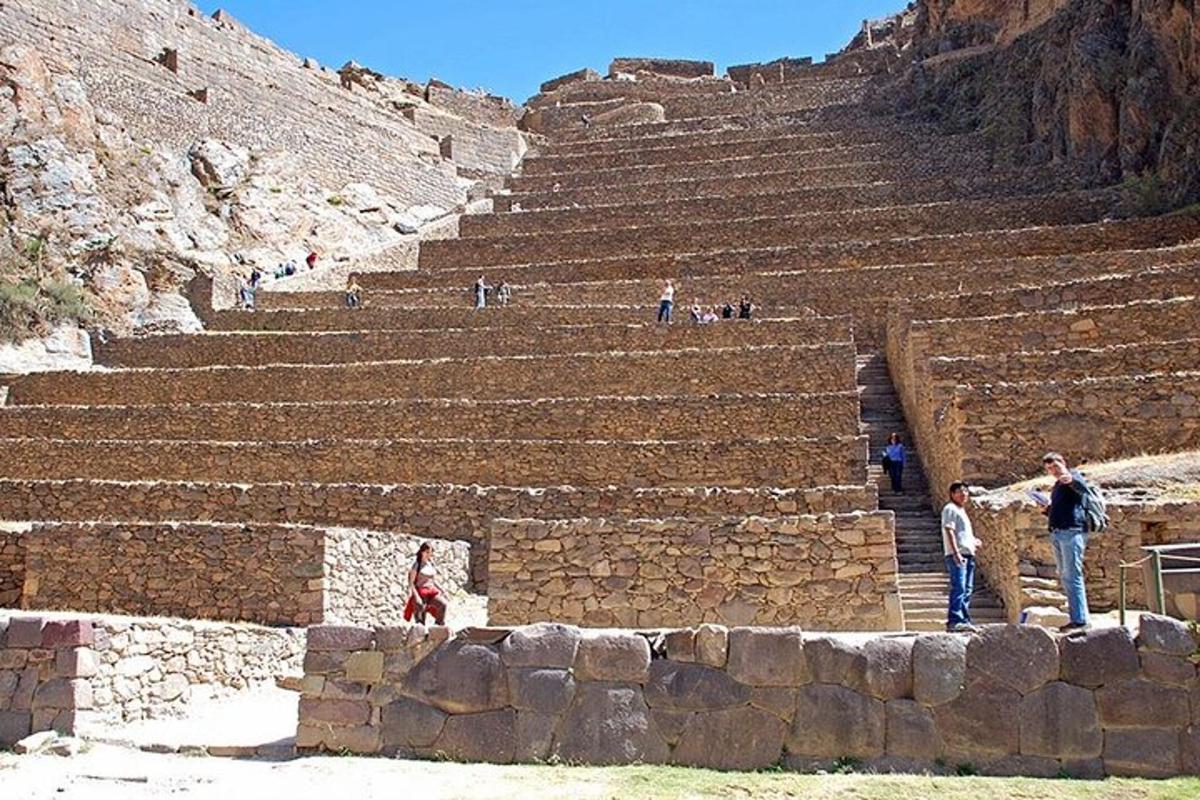 un gruppo di persone in piedi sui gradini di un anfiteatro