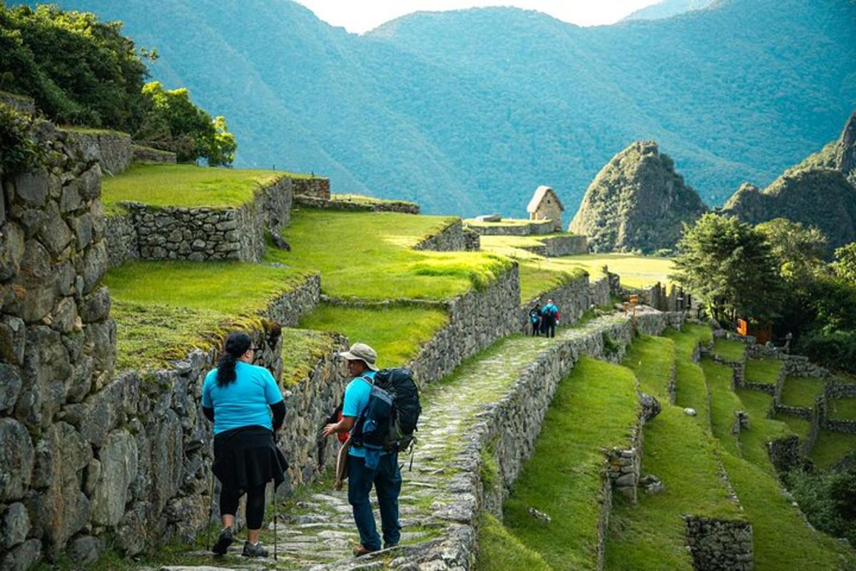 un gruppo di persone che camminano su un muro di pietra