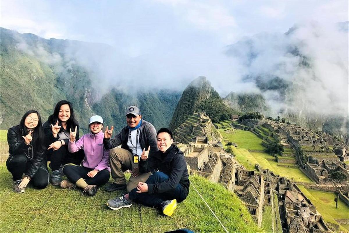 un gruppo di persone in posa per una foto su una montagna