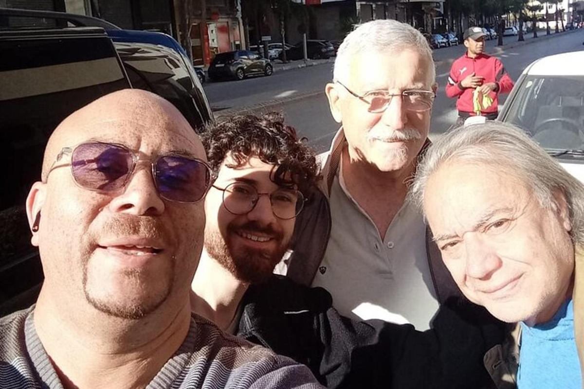 skupina čtyř lidí pózujících pro fotografii
