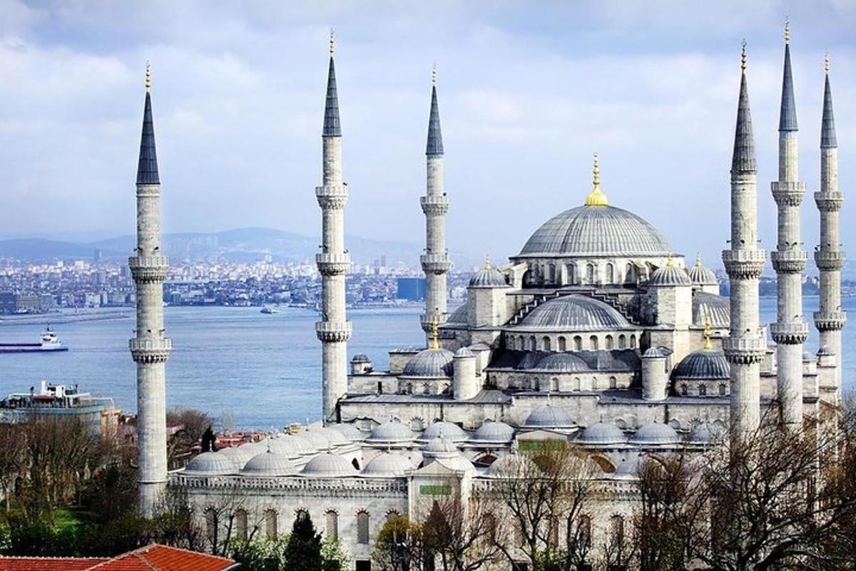 sebuah bangunan besar dengan kubah biru dan masjid