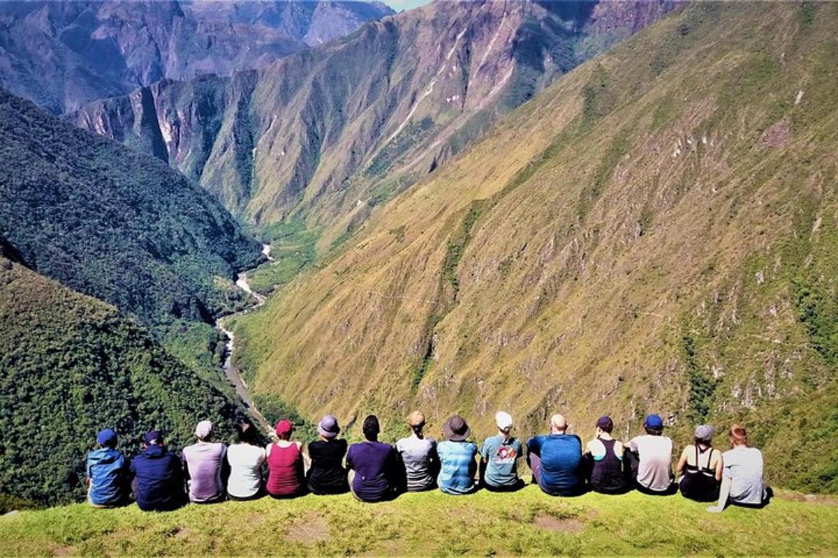 một nhóm người đang ngồi trên đỉnh núi