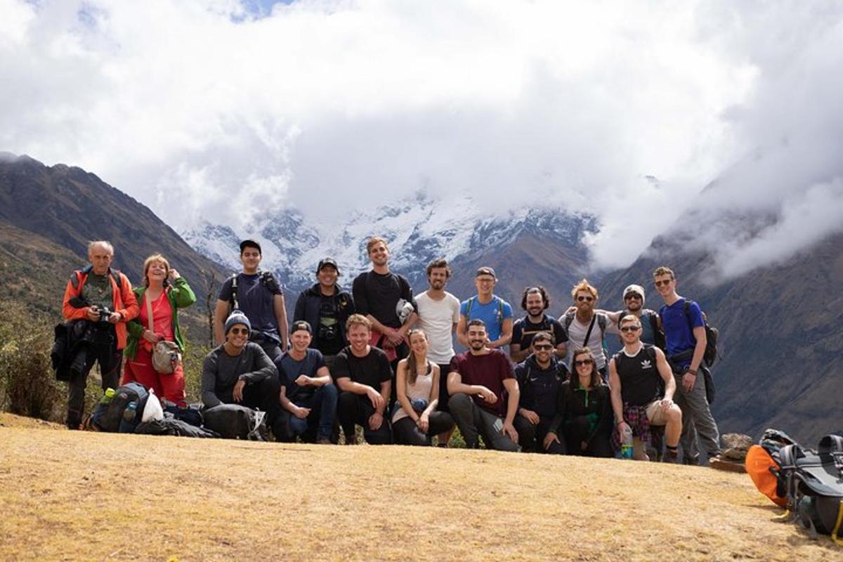 en gruppe mennesker som poserer for et bilde på et fjell