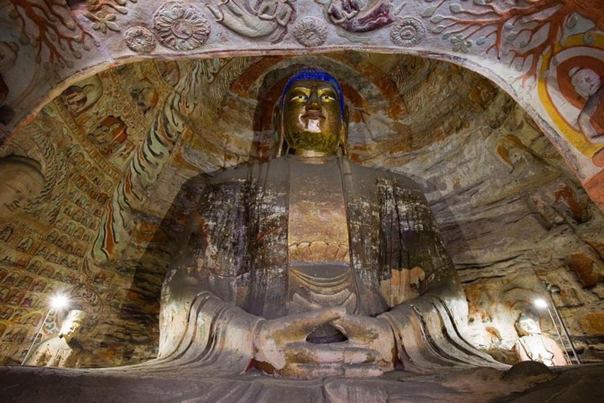 eine große Statue eines Gottes in einer Höhle
