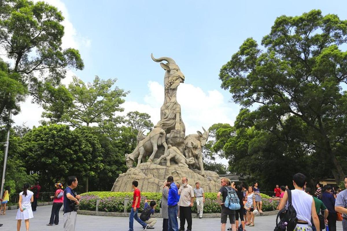 un groupe de personnes debout devant une statue