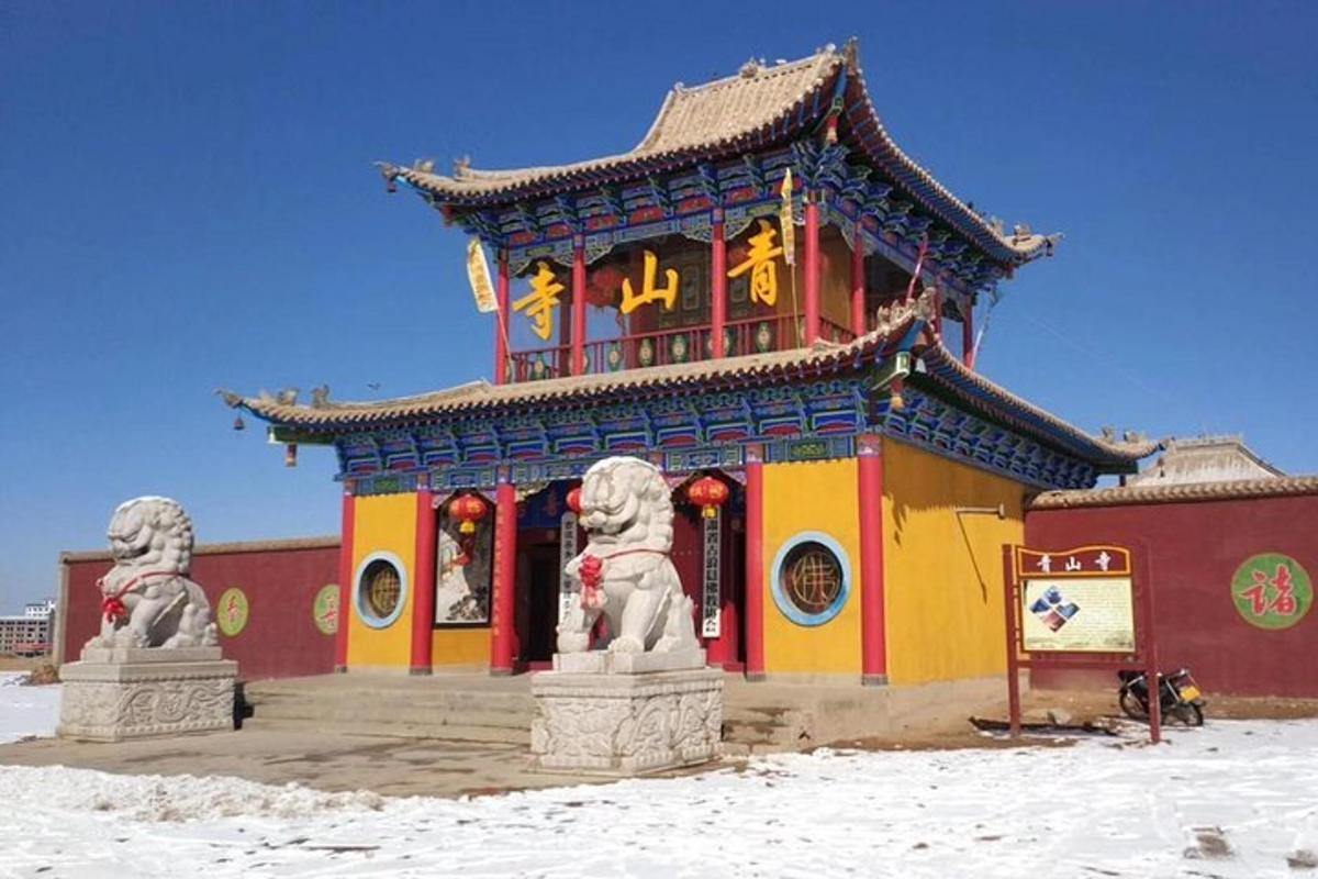 ein chinesisches Gebäude mit zwei Statuen davor