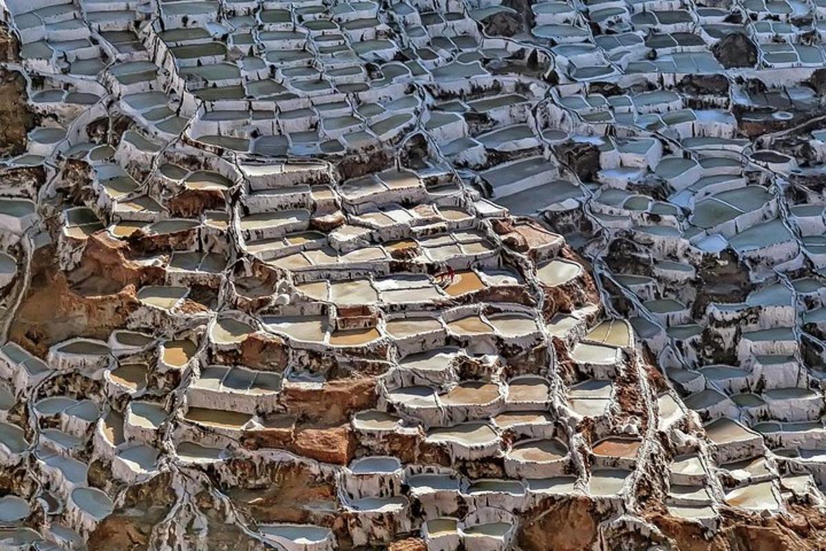 una vista aerea di un edificio su una montagna