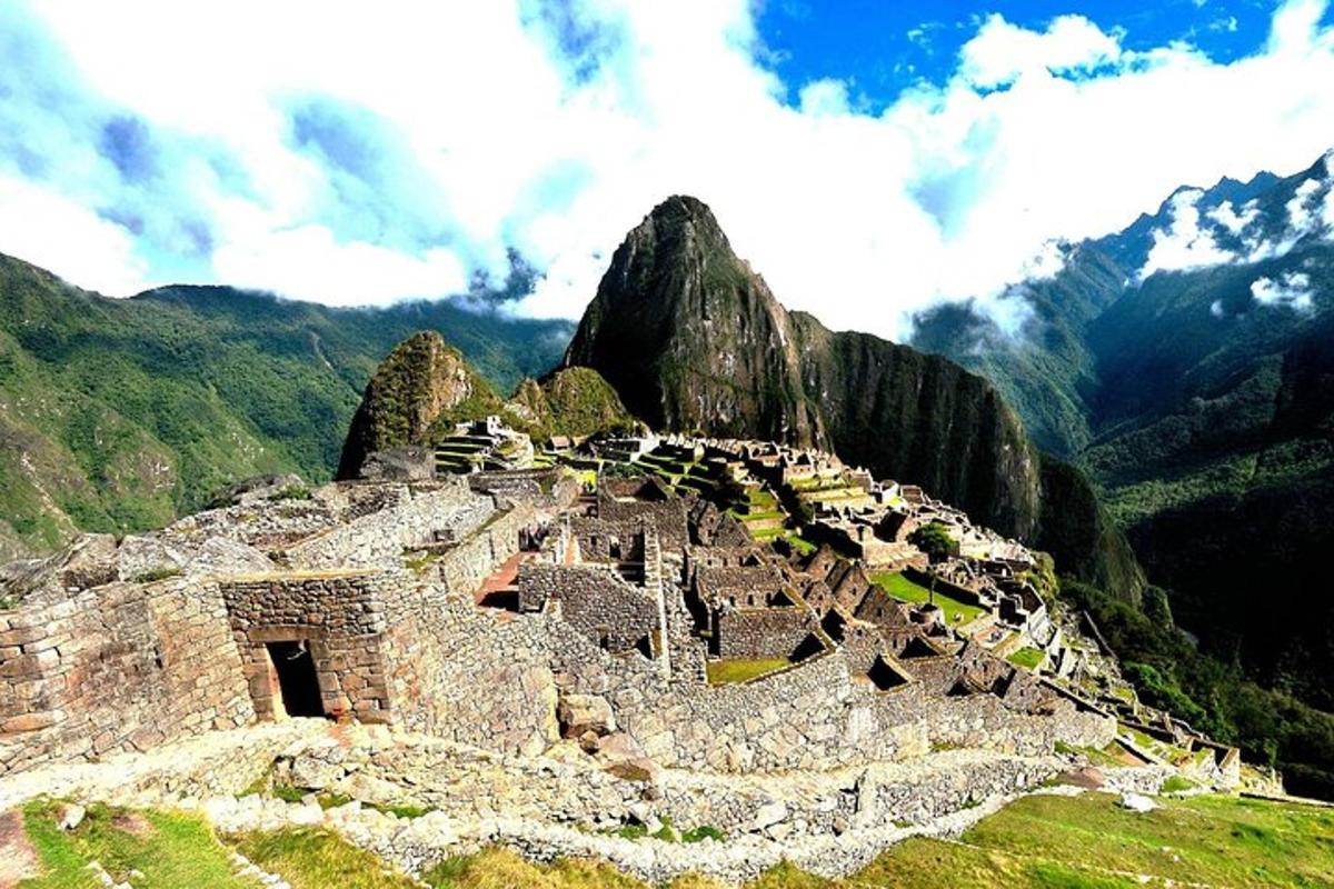 un antico edificio su una montagna con montagne sullo sfondo