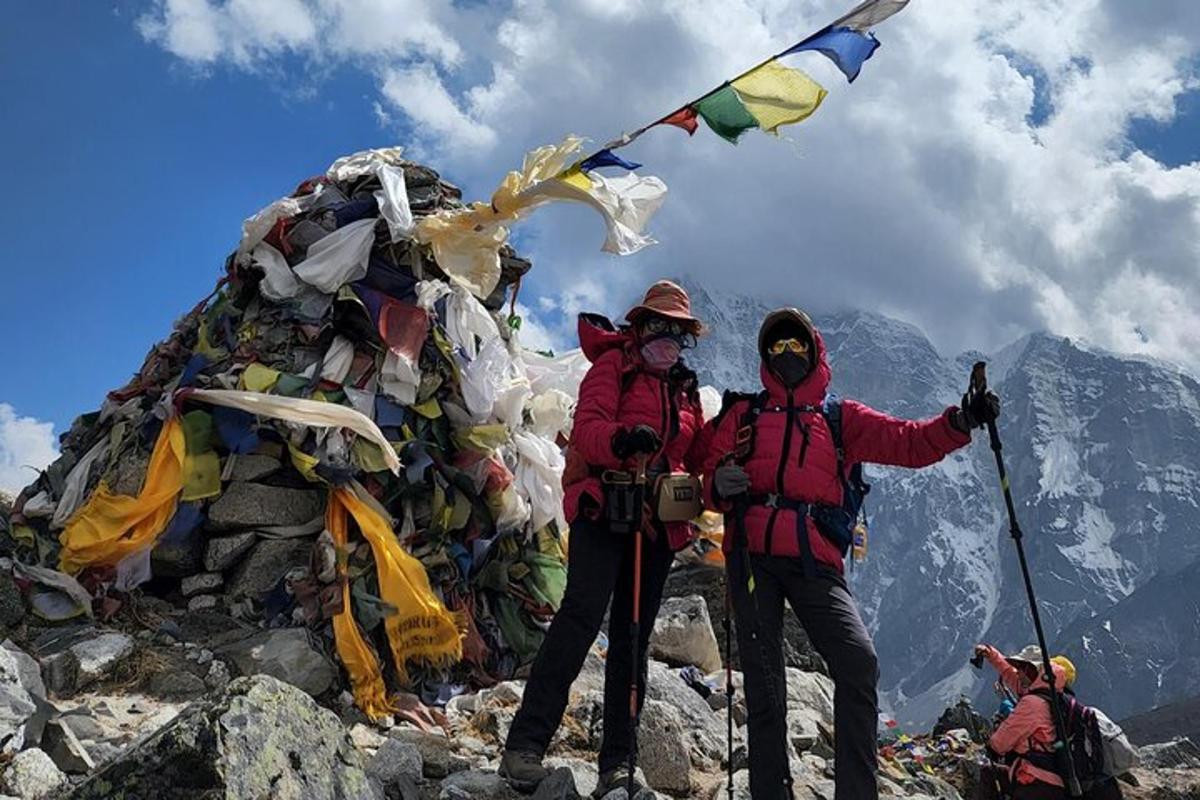 due persone su una montagna con un mucchio di spazzatura