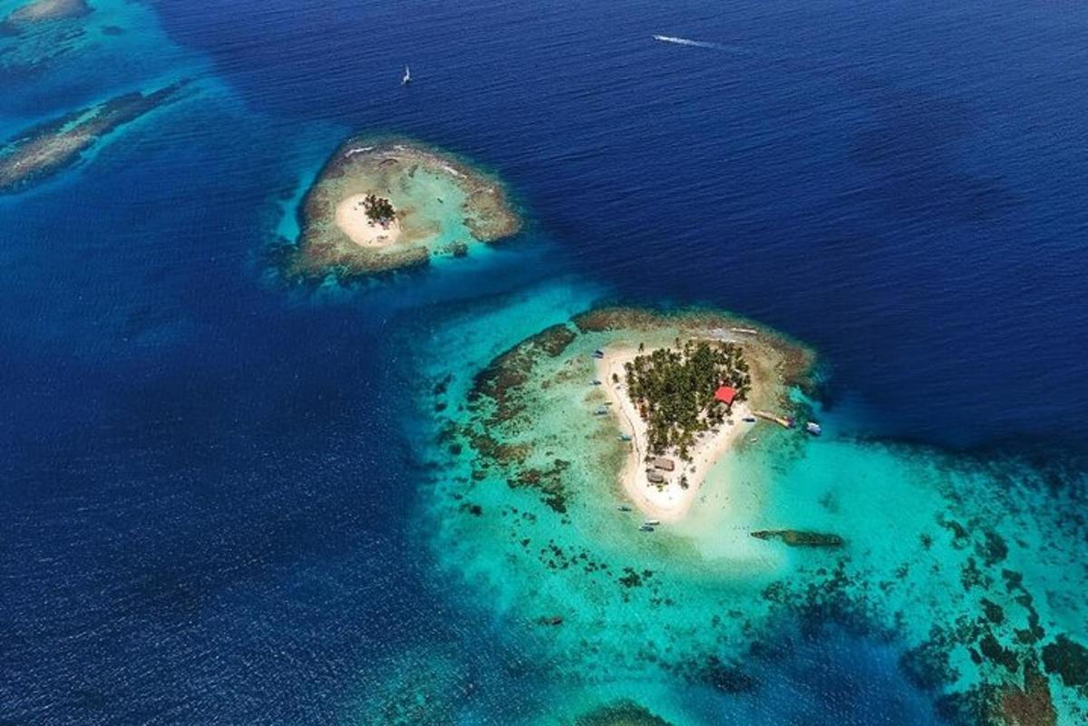 widok z lotu ptaka na wyspę na oceanie