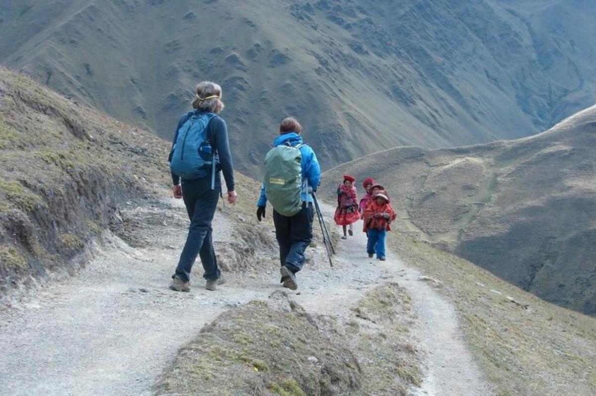 sekumpulan orang berjalan di atas denai gunung