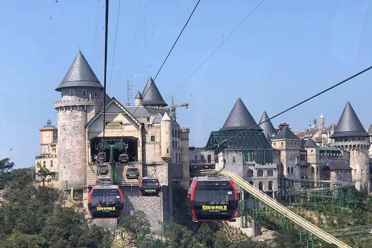 замок з трьома поїздами перед ним