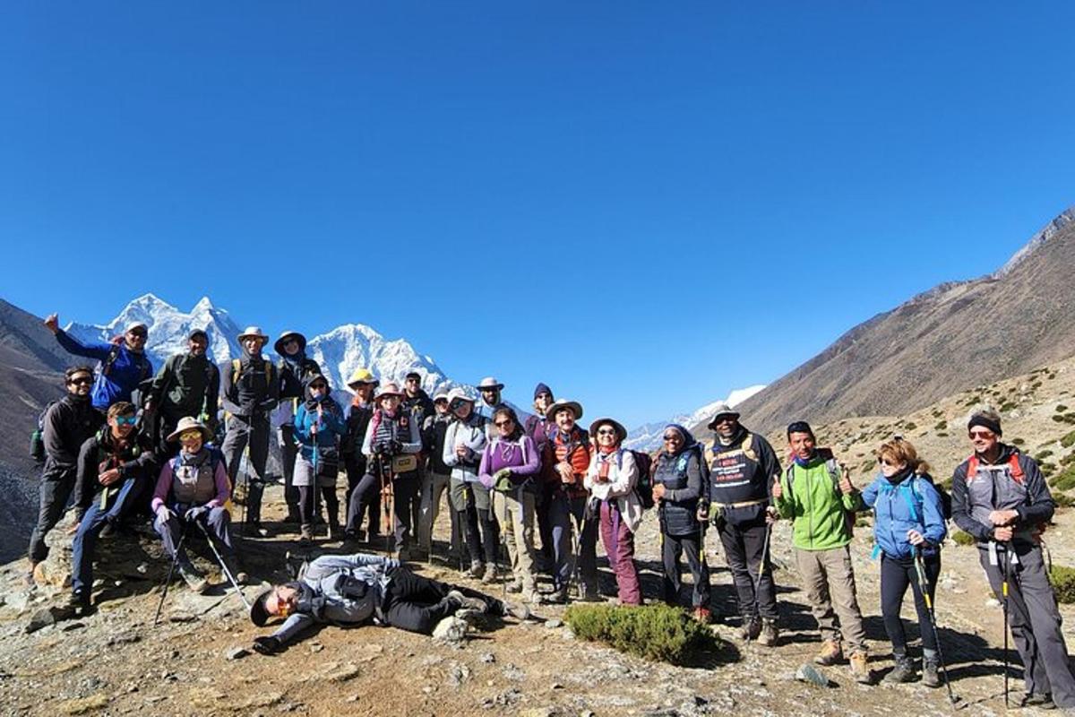 un gruppo di persone in piedi sul fianco di una montagna