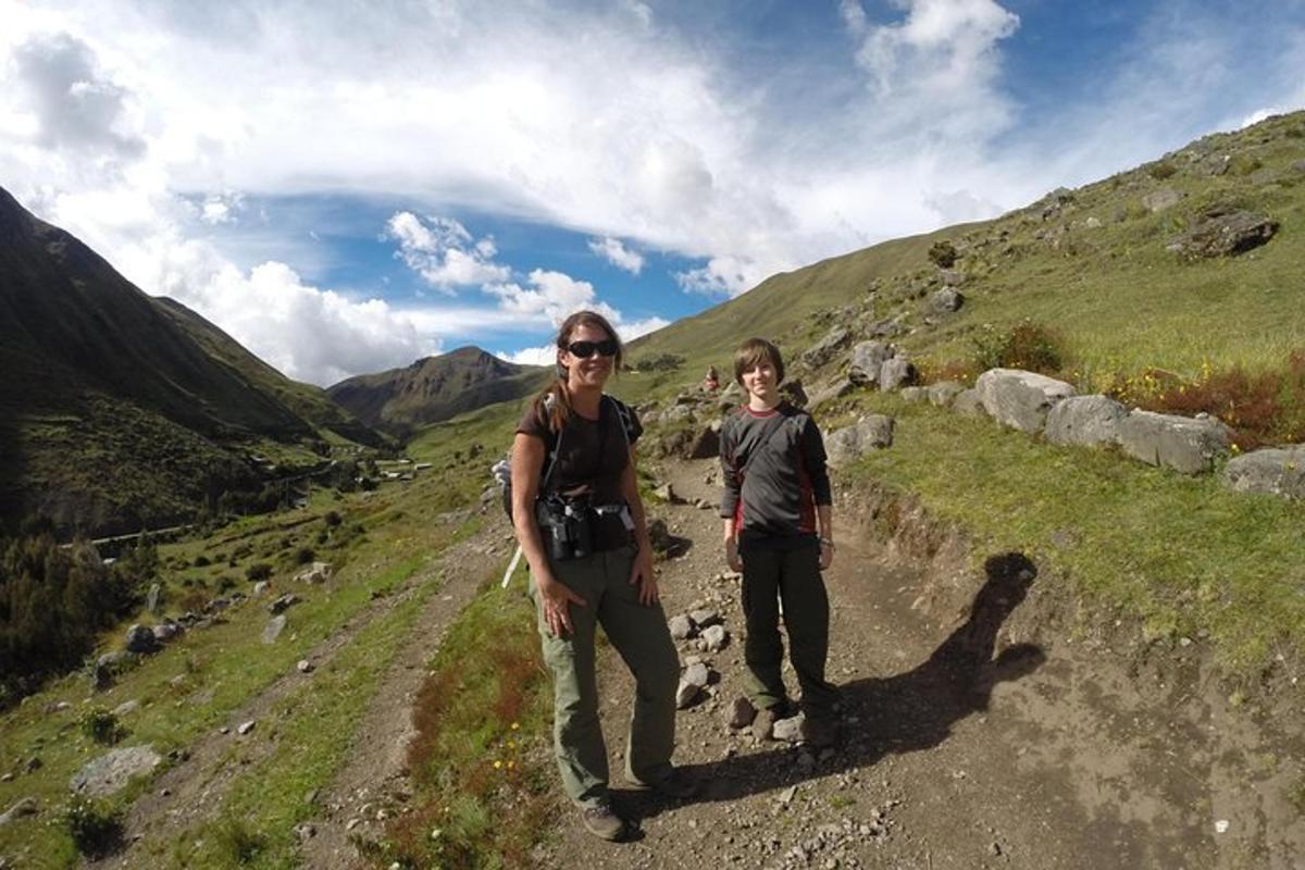 Dos mujeres de pie en un camino de tierra en una montaña