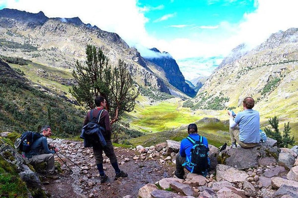 um grupo de pessoas sentadas em uma montanha rochosa