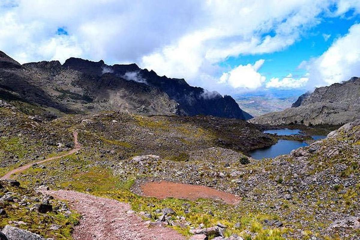 uma vista de uma montanha com um lago em primeiro plano