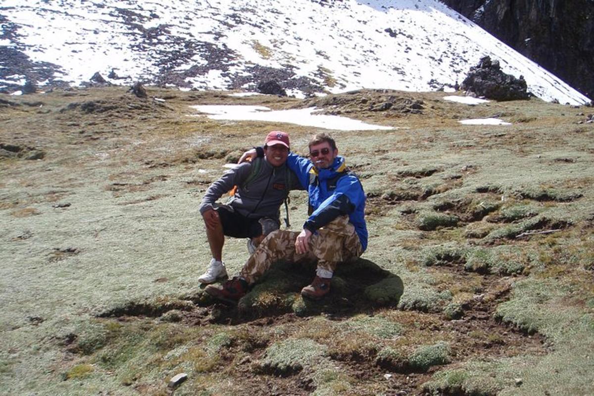 dua lelaki sedang bergambar di atas gunung