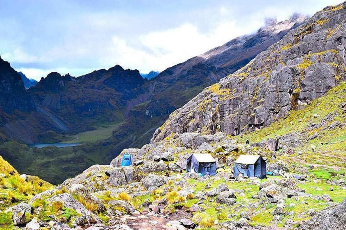 dua bangunan di sisi gunung