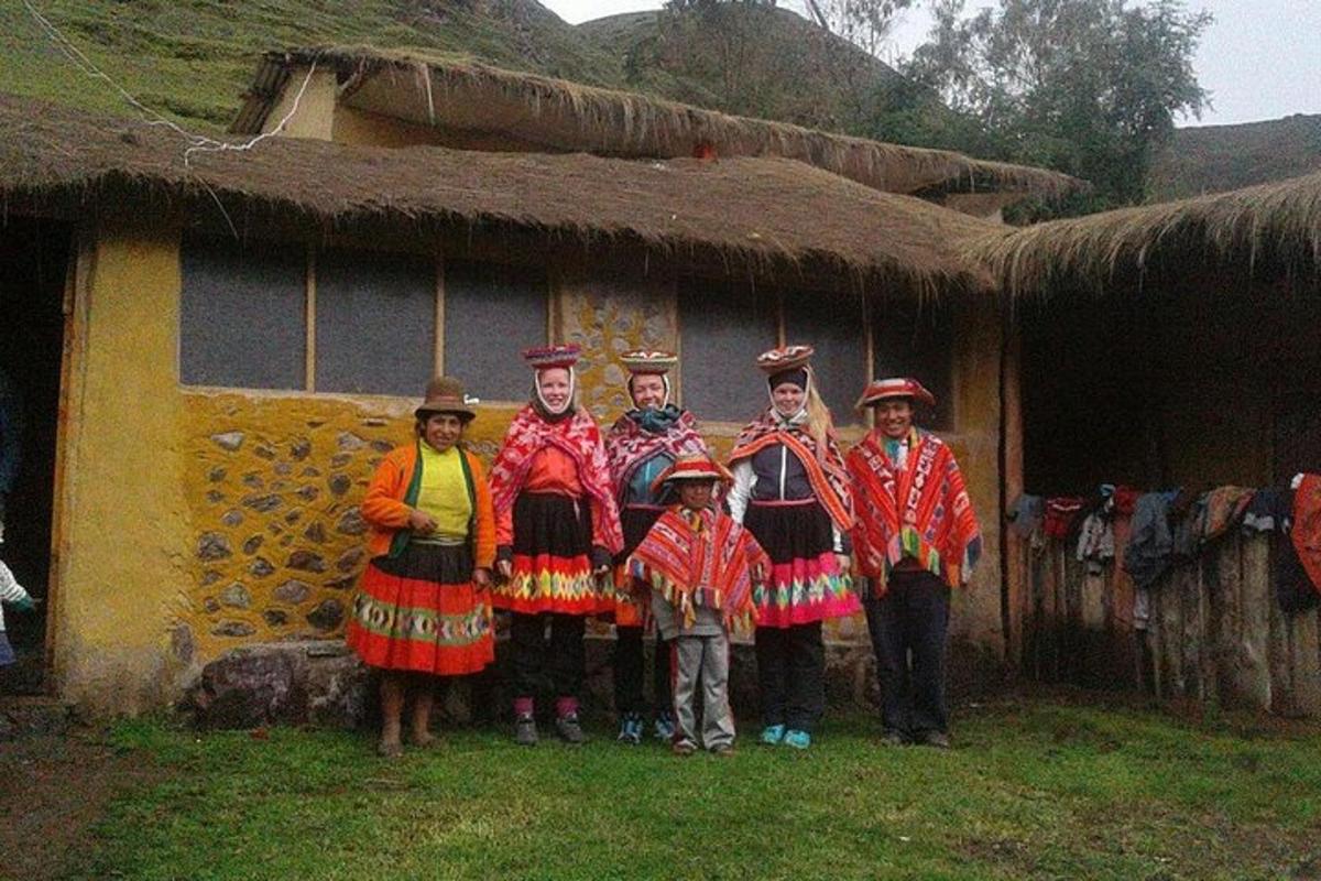 Un grupo de personas paradas frente a una casa