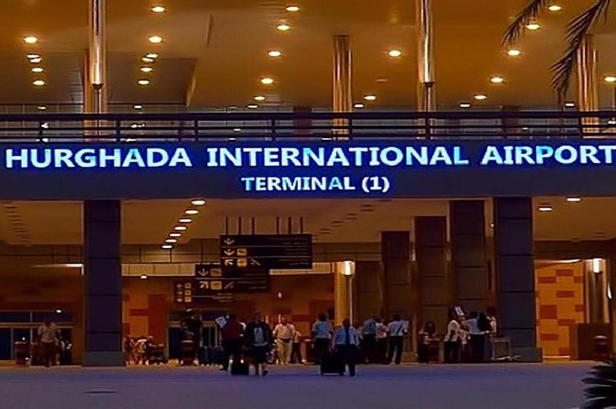 Ένα αεροδρόμιο με πινακίδα που γράφει τερματικό σταθμό του διεθνούς αεροδρομίου Hufadi