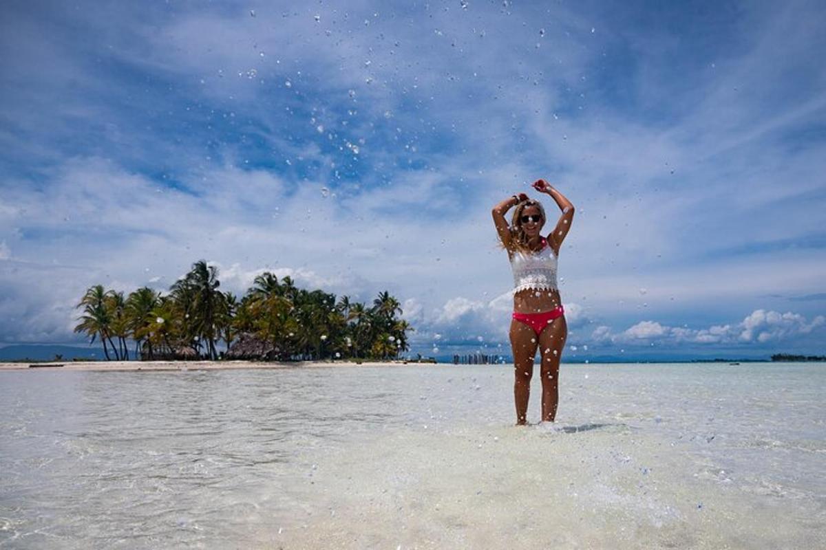 een vrouw die in het water staat op een strand
