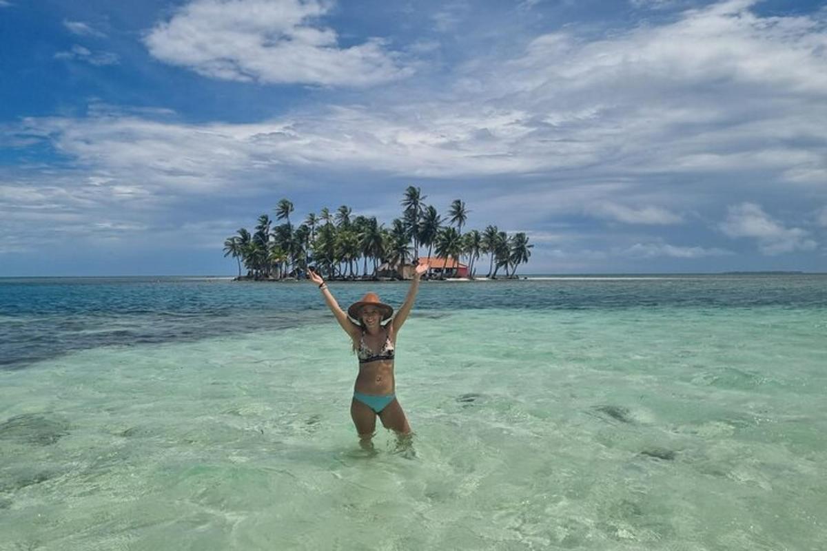 eine Frau, die im Wasser im Ozean steht