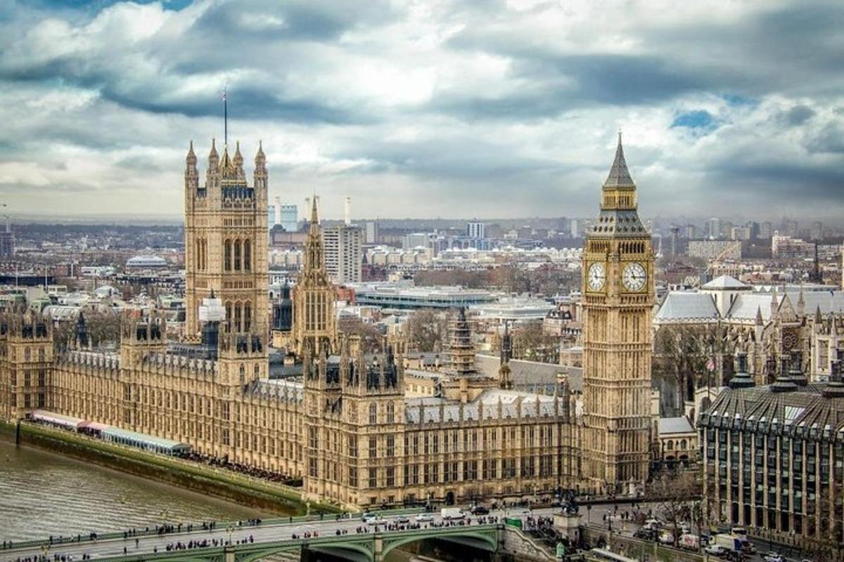 una vista della torre dell'orologio del Big Ben e delle case del parlamento