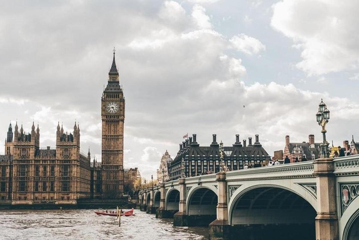 un ponte sopra un fiume con il Big Ben e il Big Ben